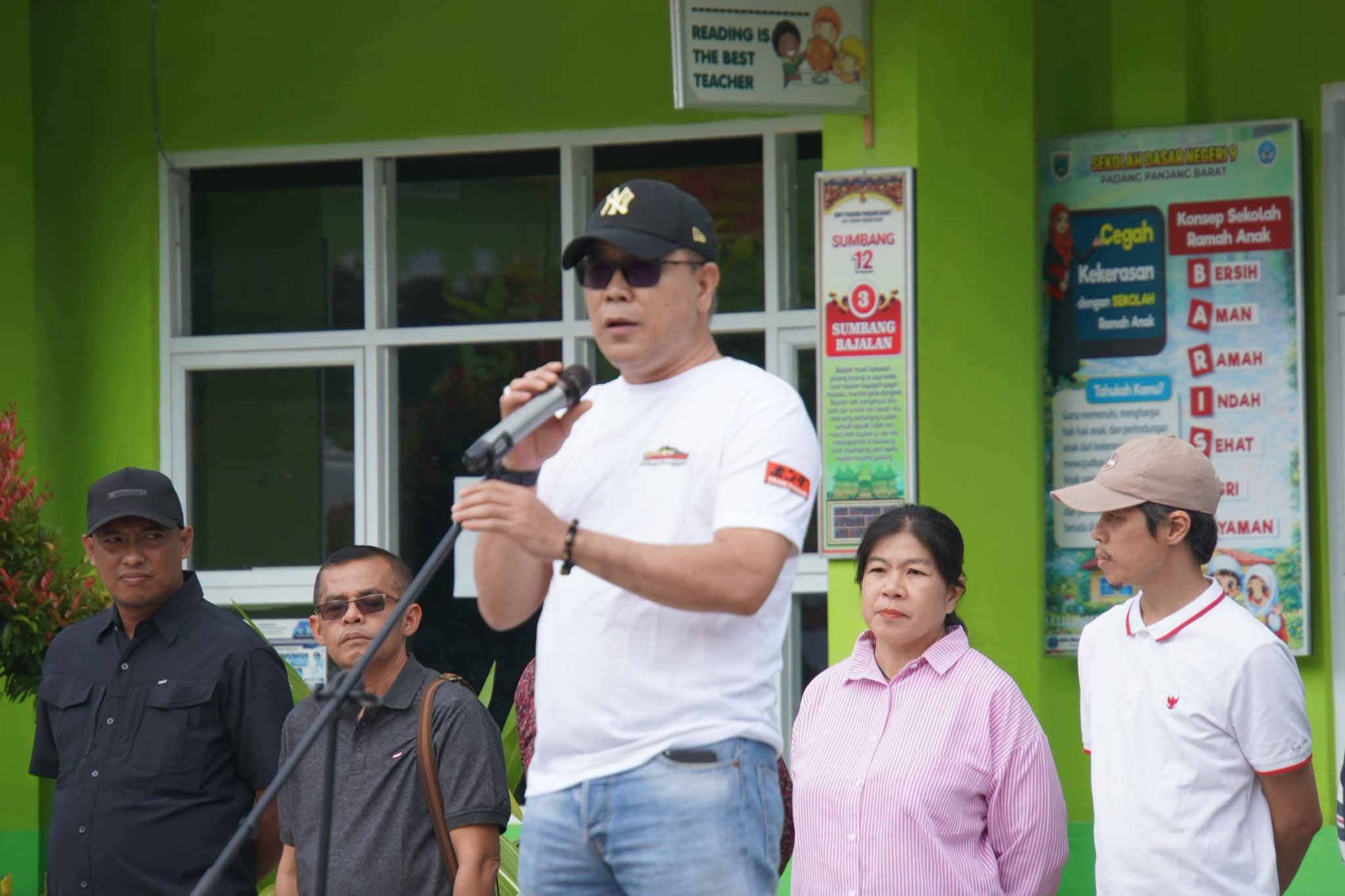 Wako Hendri saat melepas kontingen 02SN Padang Panjang.